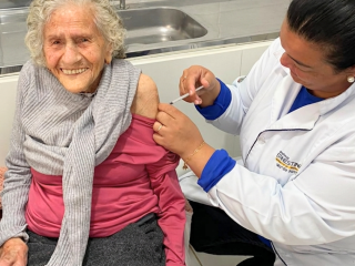 Exemplo de vitalidade: aos 108 Anos, Dona Ana Luzia antecipa vacinação em Ernestina
