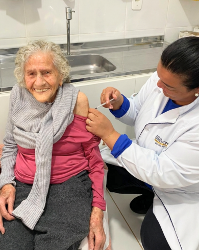 Exemplo de vitalidade: aos 108 Anos, Dona Ana Luzia antecipa vacinação em Ernestina