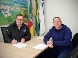 Prefeito Nico assina contrato para licitação de construção de 20 casas populares