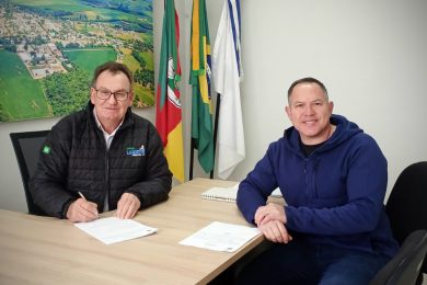 Prefeito Nico assina contrato para licitação de construção de 20 casas populares