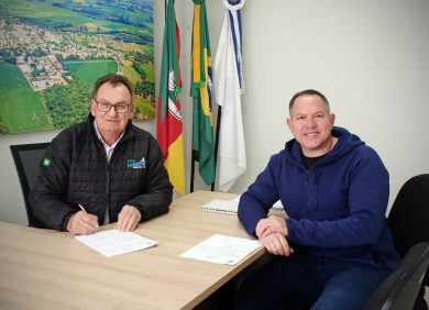 Prefeito Nico assina contrato para licitação de construção de 20 casas populares