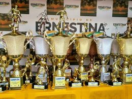 Troféus da final do Campeonato Municipal 2026 já estão em Ernestina