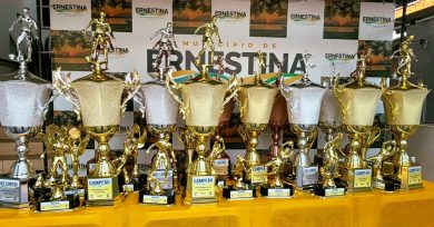 Troféus da final do Campeonato Municipal 2026 já estão em Ernestina