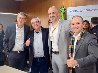 Vice-prefeito Leonir Vargas assina convênio estadual para investimento de R$ 500 mil na quadra de esportes da Escola Educarte