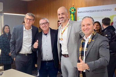 Vice-prefeito Leonir Vargas assina convênio estadual para investimento de R$ 500 mil na quadra de esportes da Escola Educarte