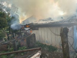 Equipes de Ernestina e Tio Hugo atuam juntas no combate a incêndio em moradia na divisa dos municípios
