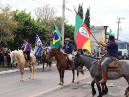 Desfile Farroupilha encerra Festejos Farroupilhas 2026 em Ernestina com anúncio do homenageado do próximo ano