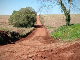 Estrada de acesso a propriedades rurais perto da divisa entre Ernestina e Passo Fundo recebe melhorias