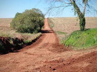 Estrada de acesso a propriedades rurais perto da divisa entre Ernestina e Passo Fundo recebe melhorias