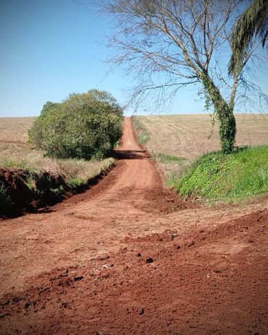 Estrada de acesso a propriedades rurais perto da divisa entre Ernestina e Passo Fundo recebe melhorias