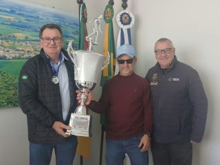 Prefeito Nico e vice-prefeito Leonir recebem visita de representante do time Capivaras