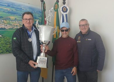 Prefeito Nico e vice-prefeito Leonir recebem visita de representante do time Capivaras
