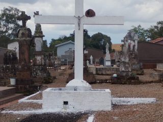 Cemitérios recebem serviços de limpeza e manutenção para o Dia de Finados