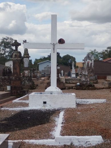 Cemitérios recebem serviços de limpeza e manutenção para o Dia de Finados
