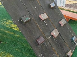 Parquinho da Praça Municipal de Ernestina recebe manutenção nos brinquedos