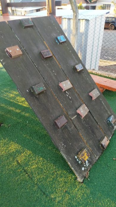 Parquinho da Praça Municipal de Ernestina recebe manutenção nos brinquedos
